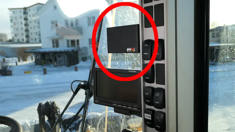 Volvo L60 Angled Dashboard Mount – Scandinavian Design & Stability 1